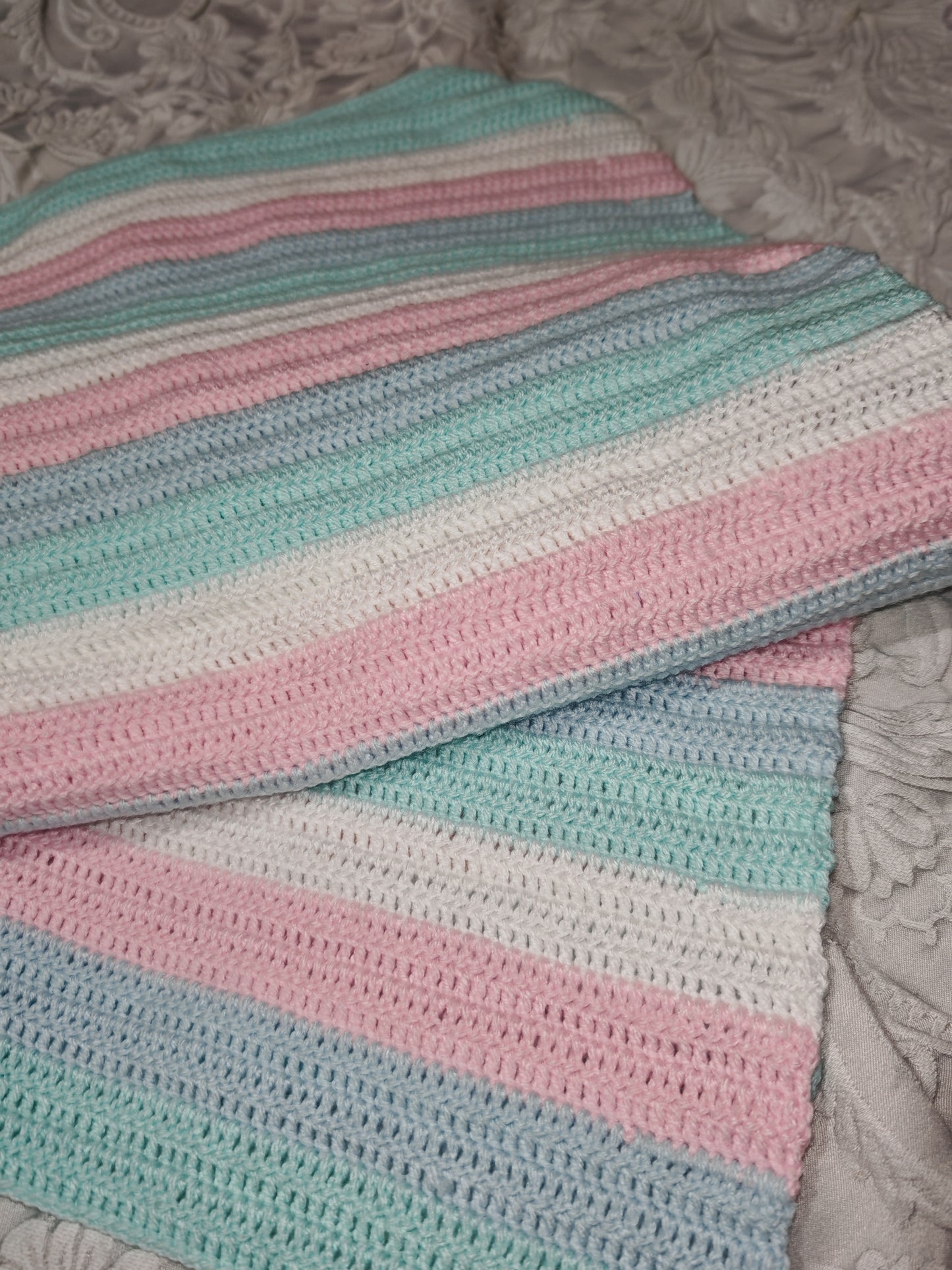 Crochet Baby Receiving Blanket - Soft and Cozy Texture for Comfort and Warmth